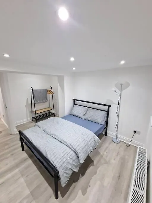 Modern Flat On Lea Bridge Road. Lejlighed London 0*,  Storbritannien